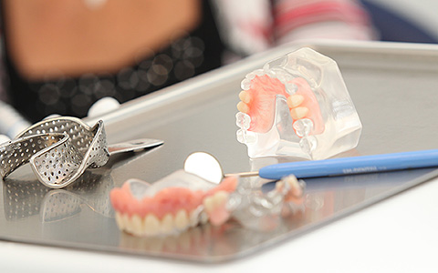 Vi hjælper dig med ansøgning om tilskud til din tandprotese